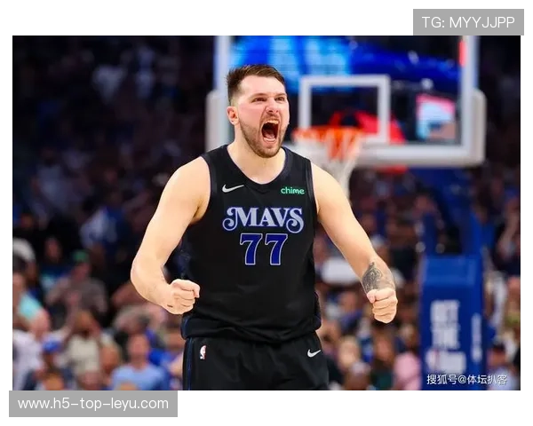 东契奇背身分球助攻大空位三分，独行侠火力凶猛